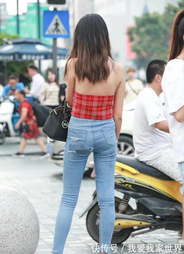 小辣妹 红色格子抹胸背心搭配破洞牛仔裤,干净利落,体现了她的时髦气质!