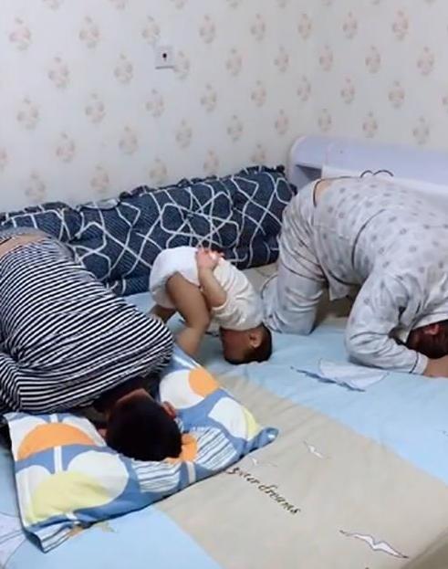 犯错|父子三人犯错后被''罚跪'',穿尿不湿的张张成笑点,网友太萌了