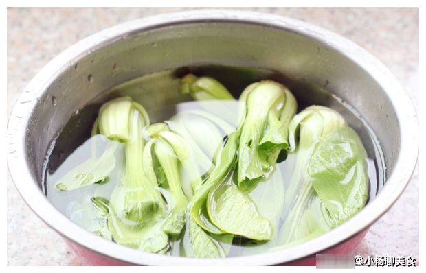 炒青菜怎么做颜色不发黑？50岁厨师长教你7个诀窍，青菜久放翠