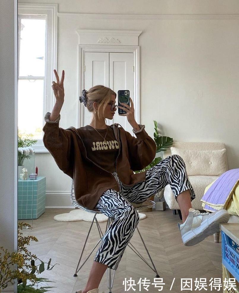 买卫衣就要挑这3个“经典款”，时髦又百搭，穿个十年都不过时！