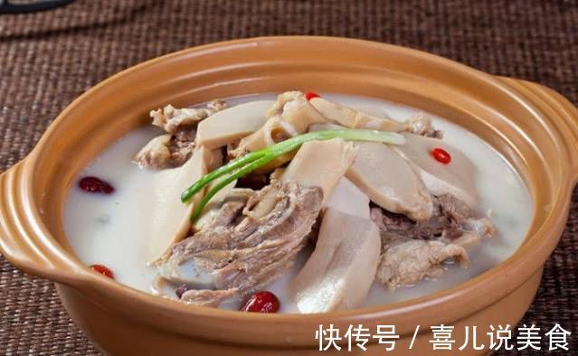 炖任何骨头汤，都不要直接加水就炖，多加一步，汤更白味更浓