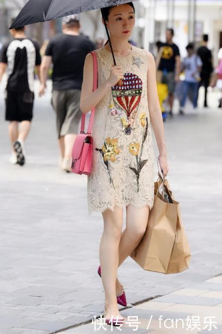 淑丽|白色休闲上衣搭配黑色长裤,温婉柔顺,淑丽姣好