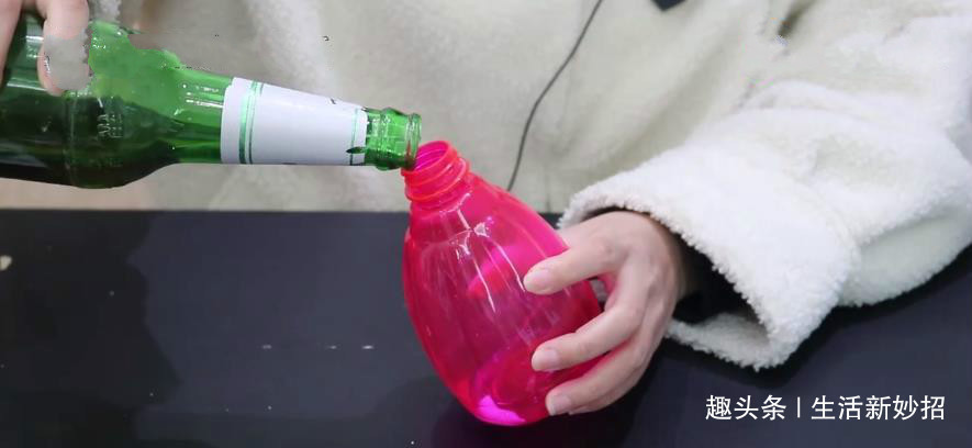 今天才知道,啤酒里挤点牙膏这么厉害,解决了很多男女朋友的难题