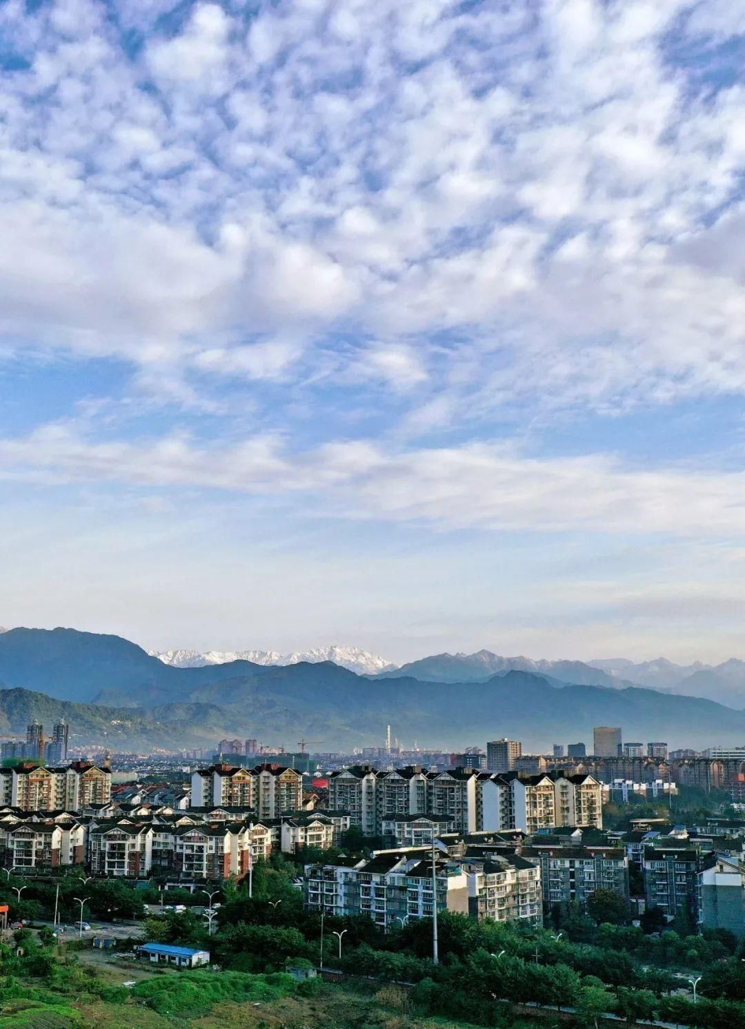 都江堰，住在雪山脚下的美好