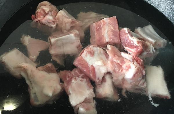 为什么排骨焯水后又腥又柴看完大厨的做法才明白,原来水用错了