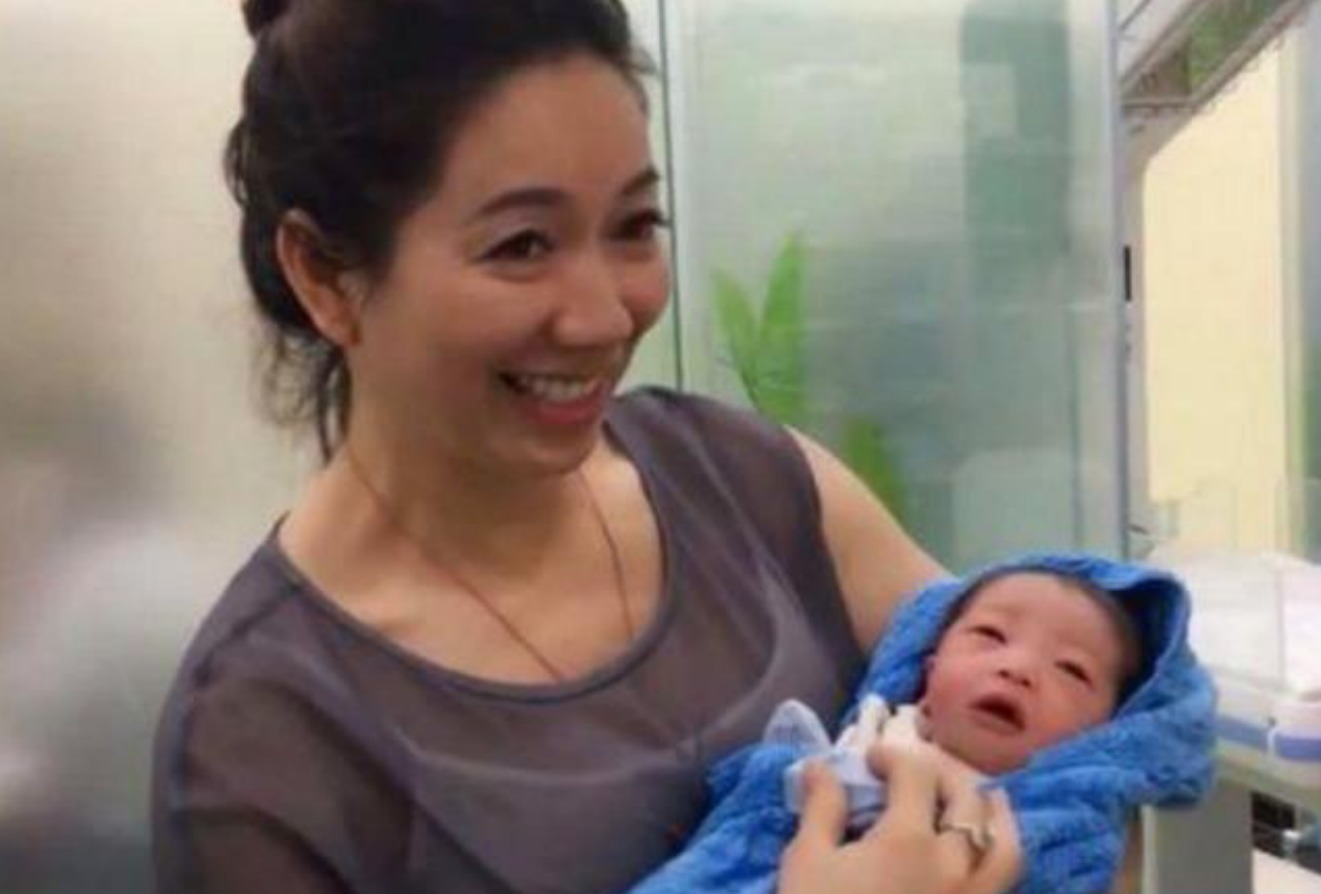 产房|最美外婆产房外走红,风头盖过宝宝,外婆:别看我,看我孙子