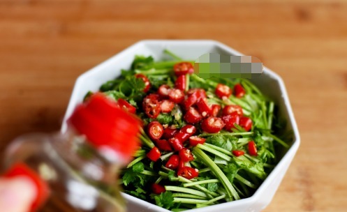 我家|我家过年必吃的一道凉拌菜,一切一拌2分钟做好,开胃下饭解油腻