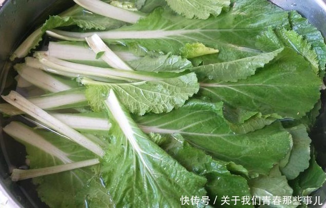绿叶蔬菜|炒青菜总是发黄发黑?学会3个技巧,青菜又绿又嫩,不变色不出水