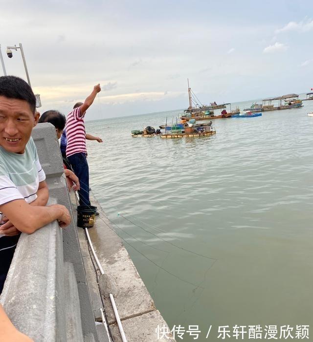 路人|不用鱼钩不用鱼竿也能钓上鱼广西北海现“新奇钓法”,路人围观
