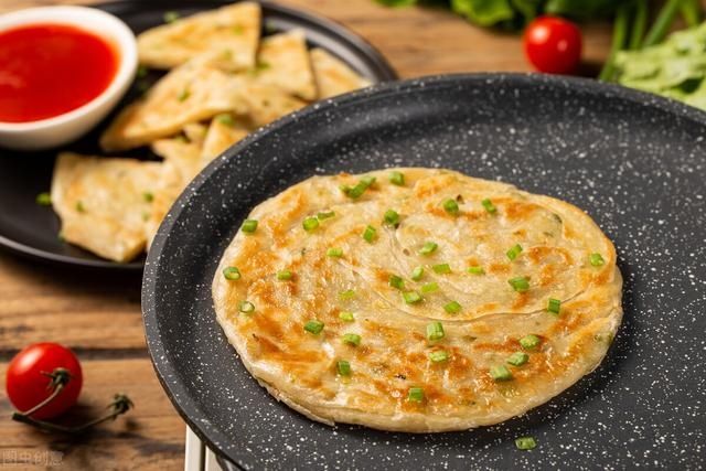 饺子|剩饺子皮别只会烙韭菜盒子，这样做，葱香四溢，酥脆松软真好吃