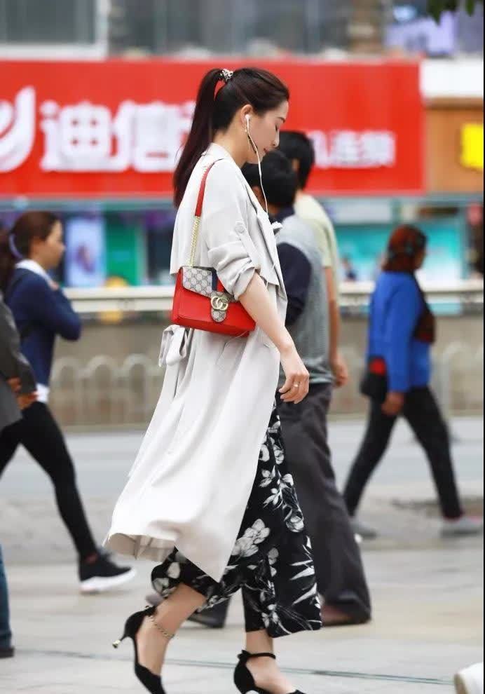 气质|街拍:绑马尾辫的气质少妇,打扮大方得体,成熟优雅气质尽收眼底