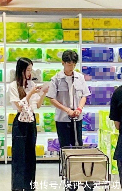 周也|丁真在《中餐廳5》的路透照比龔俊還多？周也當眾摳鼻孔引起熱議