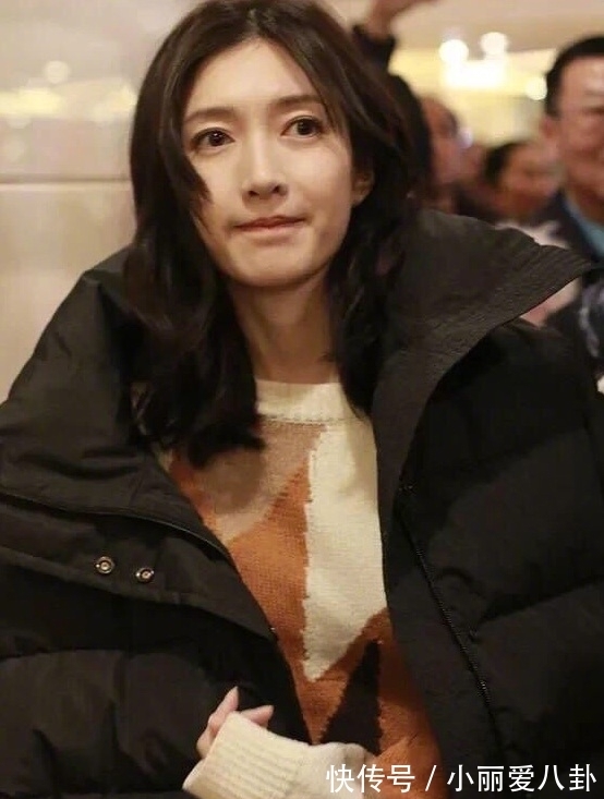白富美|江疏影颜值真抗打,穿黑色羽绒服简约又甜美,素颜简直像漫画女主