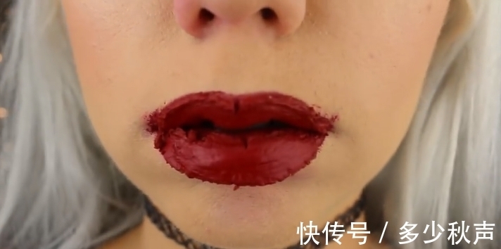 强迫症 国外美女挑战涂200层口红,用镊子撕掉的瞬间,强迫症表示很舒服