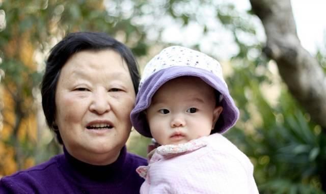 奶奶|奶奶和姥姥抢着带娃，为啥孩子更喜欢姥姥两个原因，家长要反思