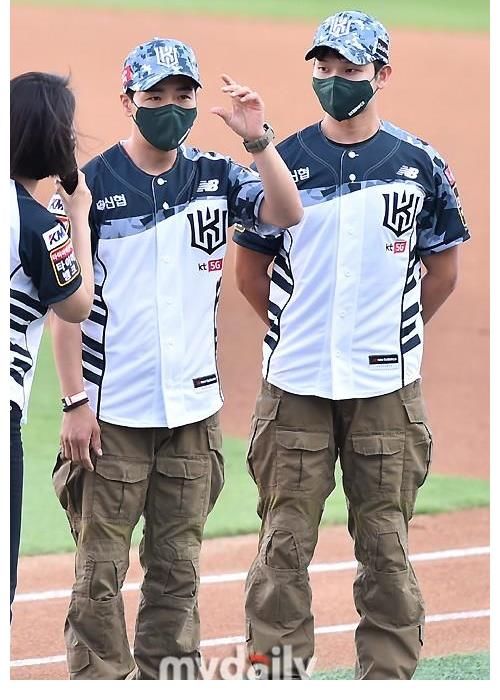 棒球 「MD PHOTO」 韩国歌手朴军朴度贤担任职业棒球比赛开球嘉宾