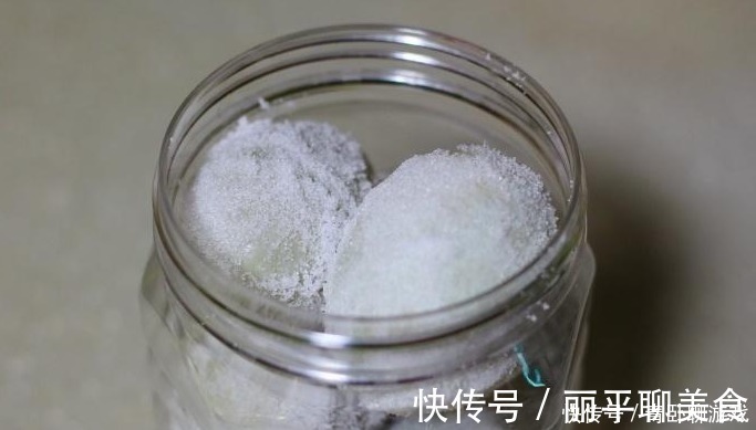 窍门|腌咸鸭蛋,牢记“2个窍门”,鸭蛋不变质,起沙流油吃着香