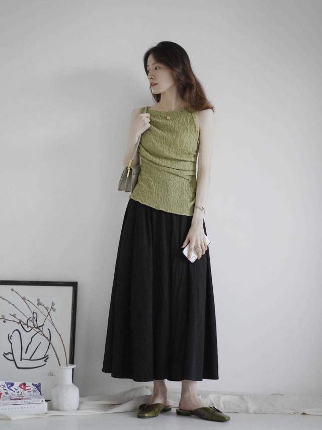 v领|最想要显瘦的穿衣技巧来了,无袖绿色上衣搭配黑色半身裙,超洋气