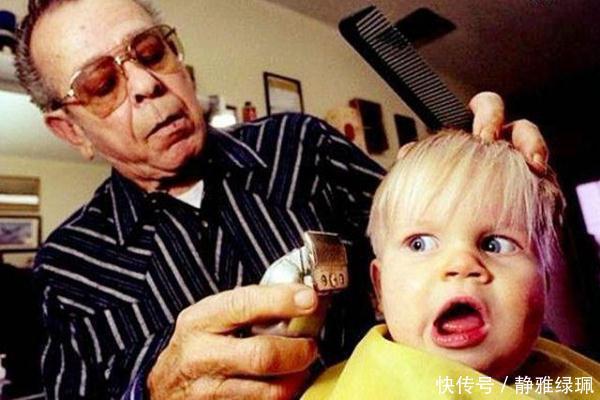 妈妈趁宝宝睡着给宝宝剃了个光头,宝宝醒来后的行为,妈妈乐了