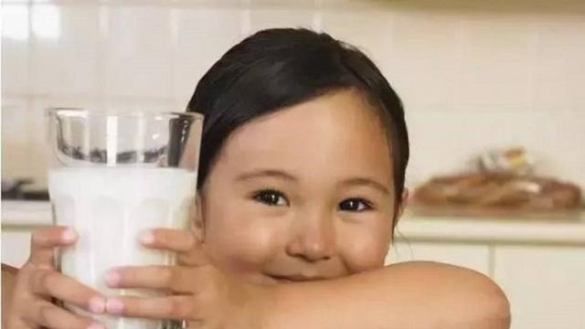 豆豆|经常喝牛奶的孩子,和不喝牛奶的孩子,1年后差距很明显!