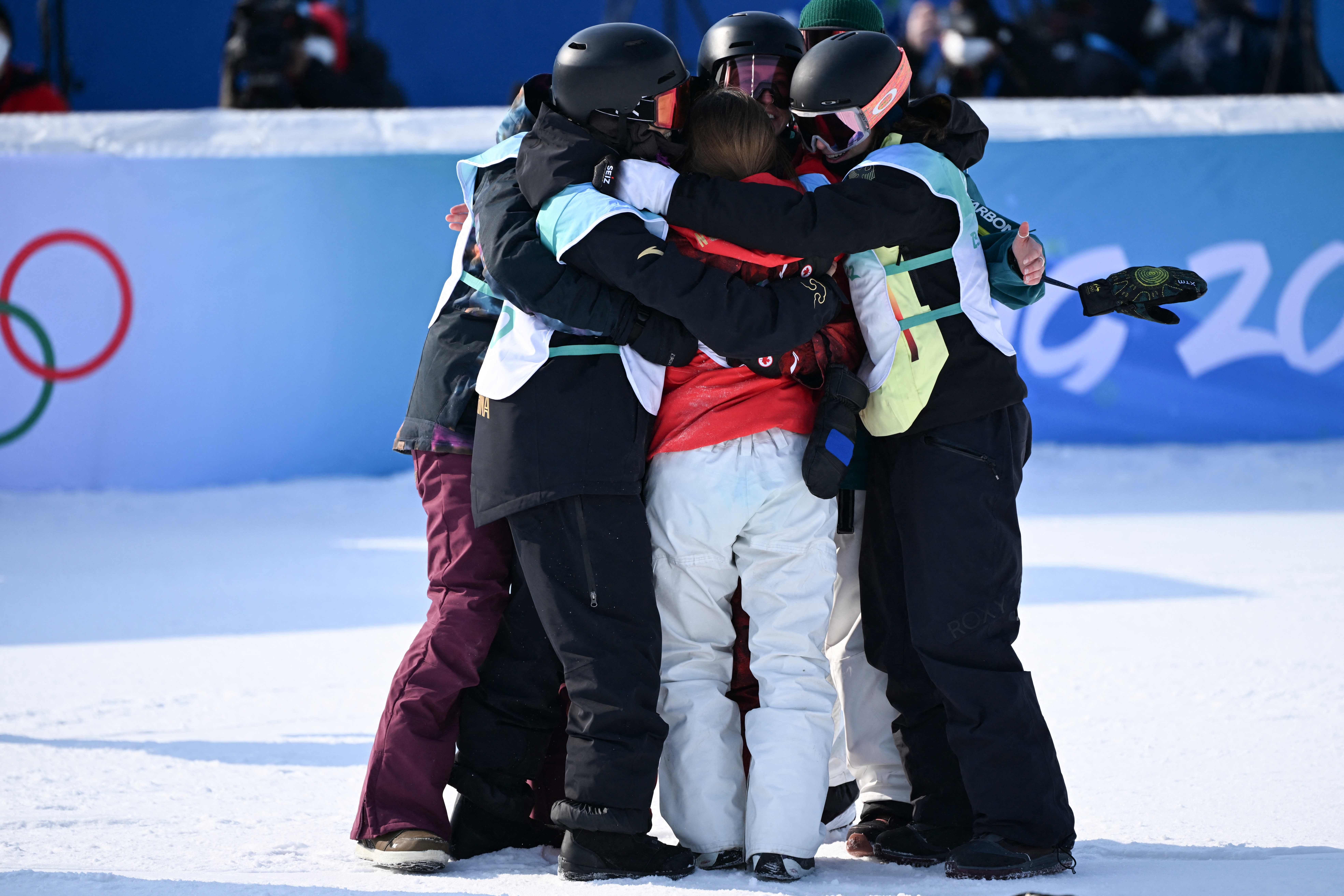 安娜·加塞尔|只得37分的日本选手，得到所有人拥抱：奥运精神是彼此成就更好的自己
