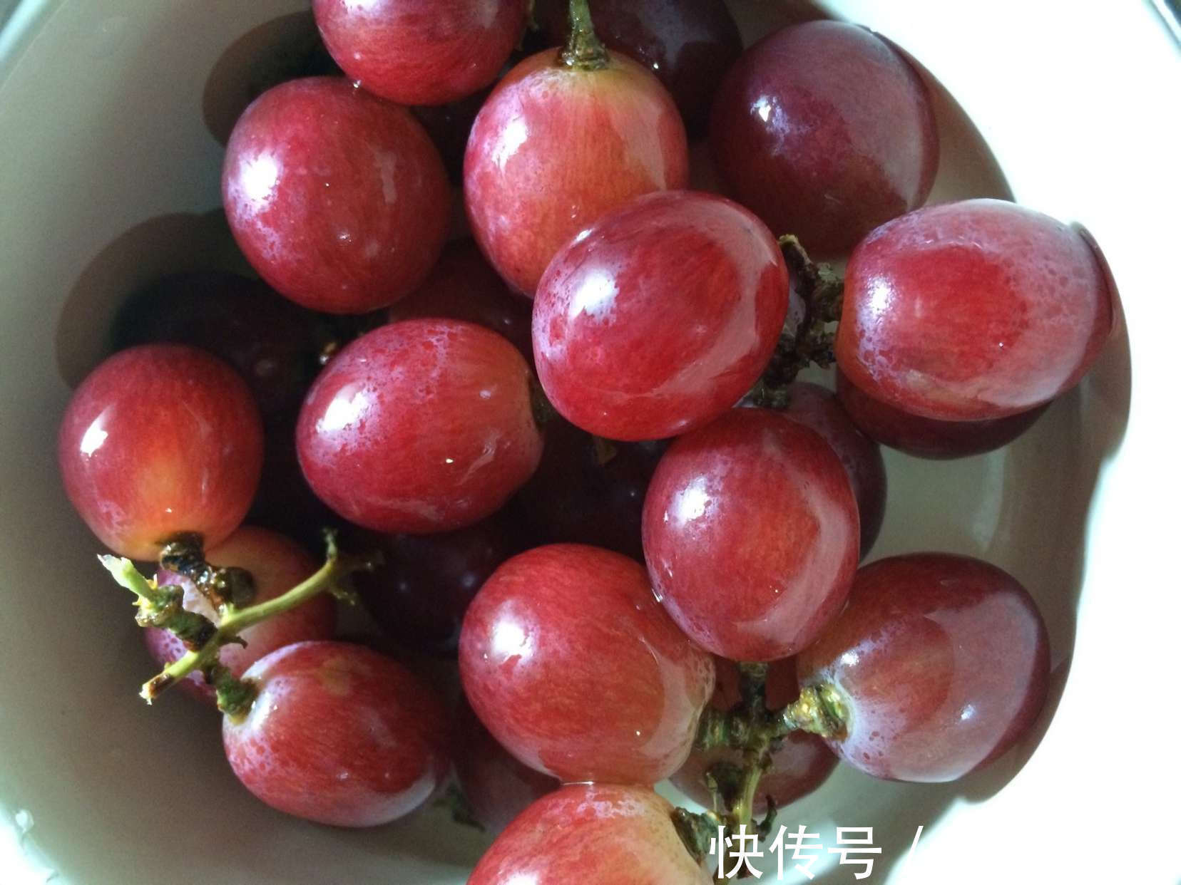 葡萄别只会加盐清洗!多加一步骤,虫卵自动溜走,吃着更放心