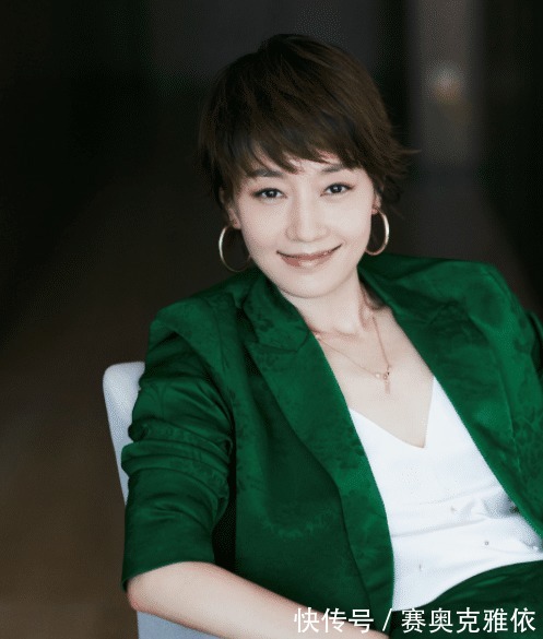 马伊琍|马伊琍真是中年女性穿搭典范,一袭黑色连衣裙成熟优雅,端庄稳重