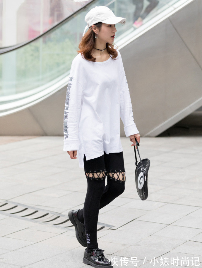 时髦|重庆街拍,一字肩黑白条纹上衣搭配牛仔裤,时髦又有女人味!