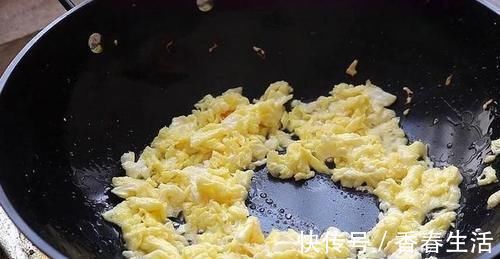 搅拌均匀|南瓜加韭菜最近火了，这样做太香了，饭店都吃不到，上桌就抢光