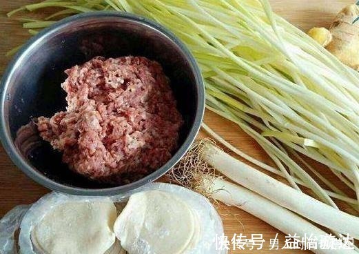 素菜|拌饺子馅时，有人放热油有人放香油，大厨都不对，不懂别乱放！