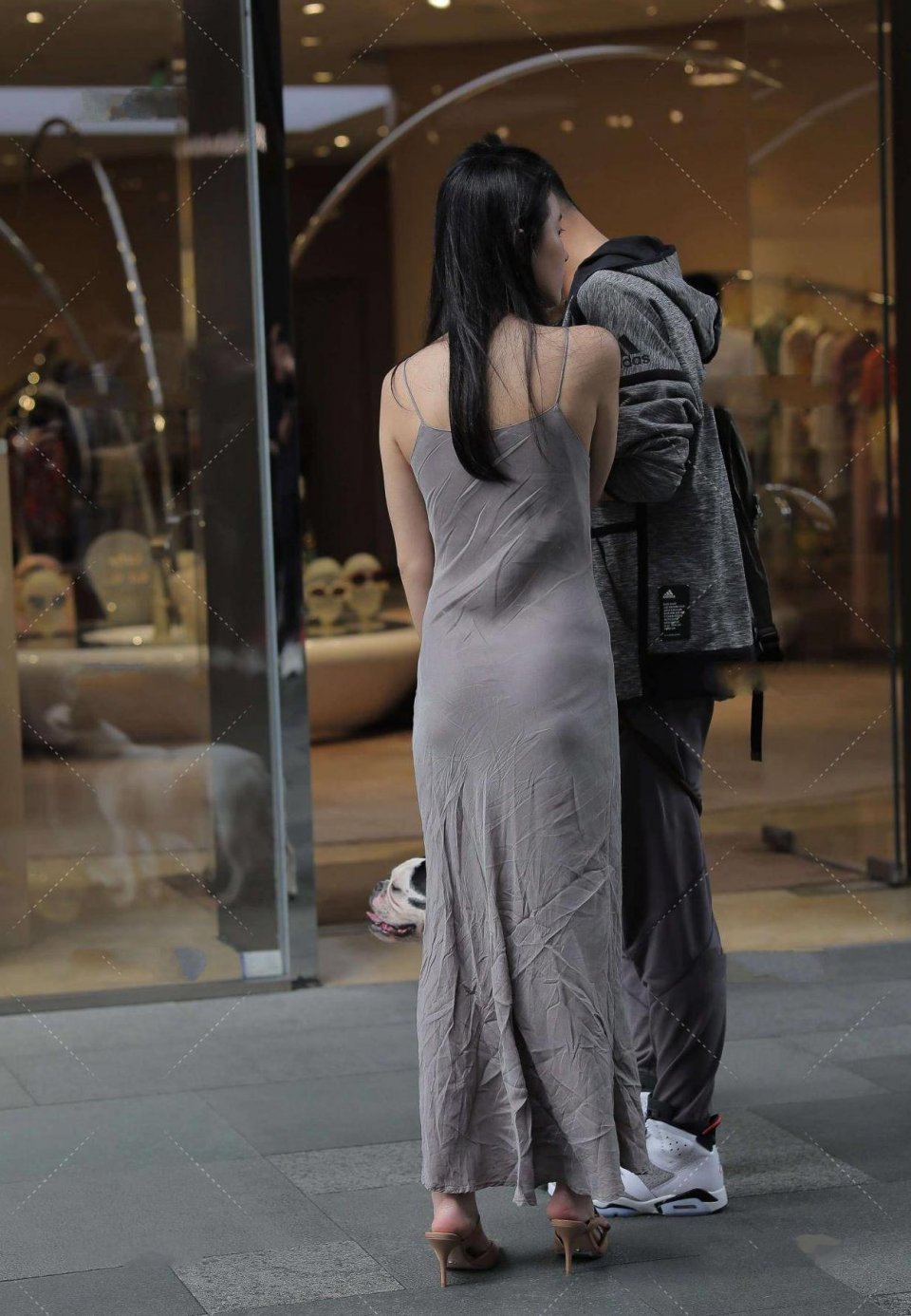 朋友们|美女街拍:非常有气质的气质美女,展现婀娜的身姿,突出身材优势