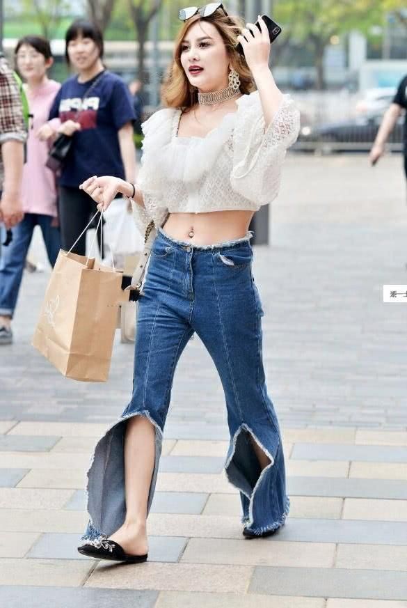 高挑|街拍:一米八气质牛仔裤小姐姐,展示出高挑的女神气质