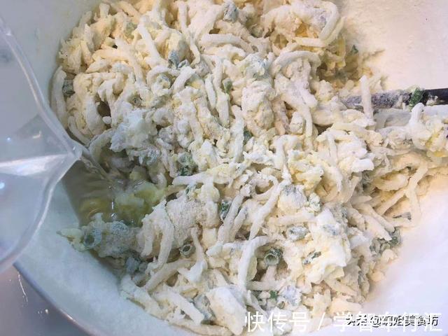 温水|半根萝卜一个鸡蛋，用筷子搅一搅，5分钟搞定全家人的早餐