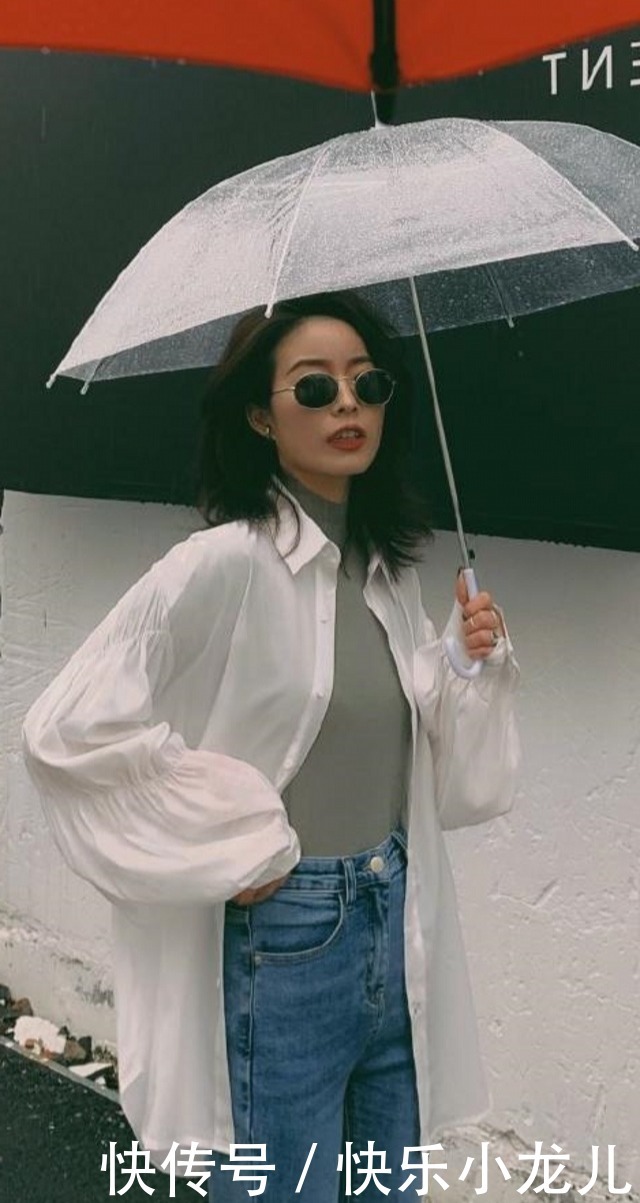 路人街拍，姑娘特别的潮流，搭配针织短衫，气质迎面扑来