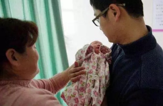 出生证|给娃取名叫王奈,办出生证时护士打错字,妈妈不怒反笑:不改了