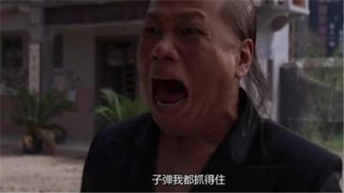 魔术$现实版“火云邪神”,给人展示徒手接子弹,最后表演却出现失误