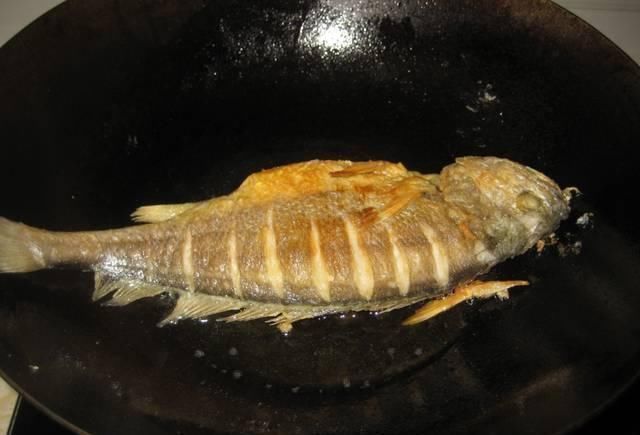 白费劲|煎鱼时,不要放油后就着急下锅多加“这一步”,不破皮,不粘锅