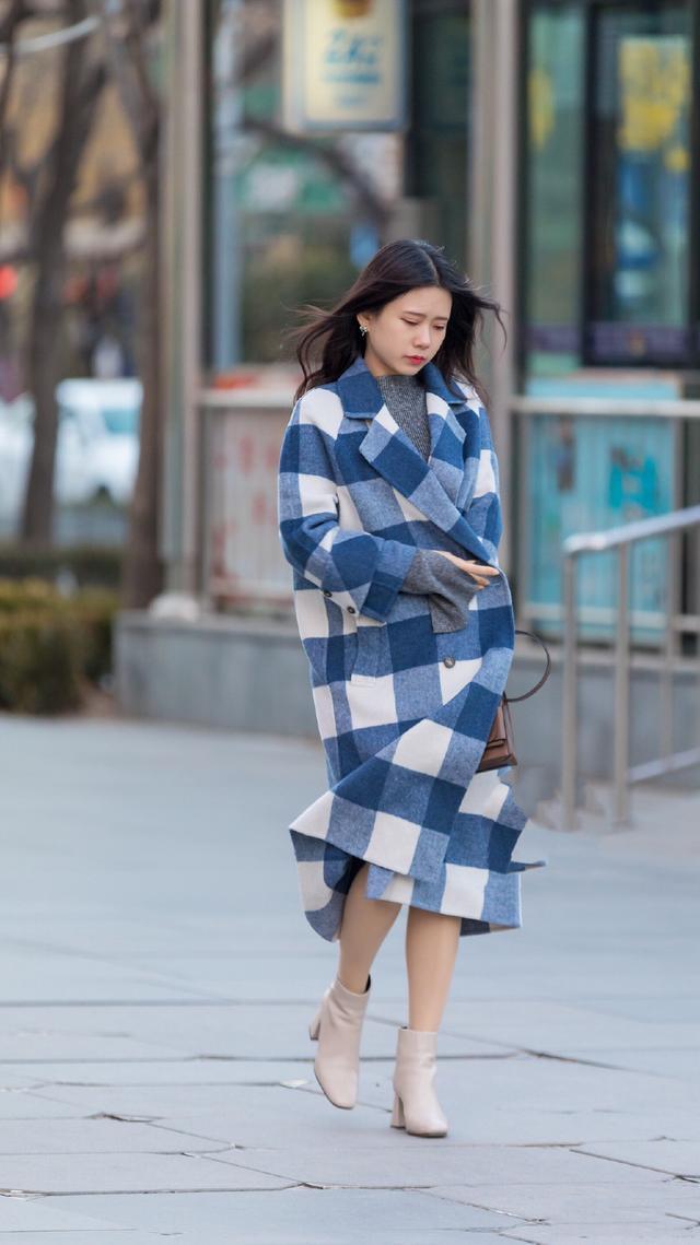 优雅|街拍:蓝白格子风衣穿出了美女优雅的气质,很有魅力