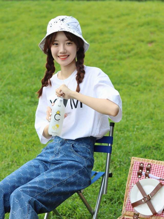 上衣|早秋穿这些就够了!牛仔背带裙+红色条纹上衣,实用又百搭