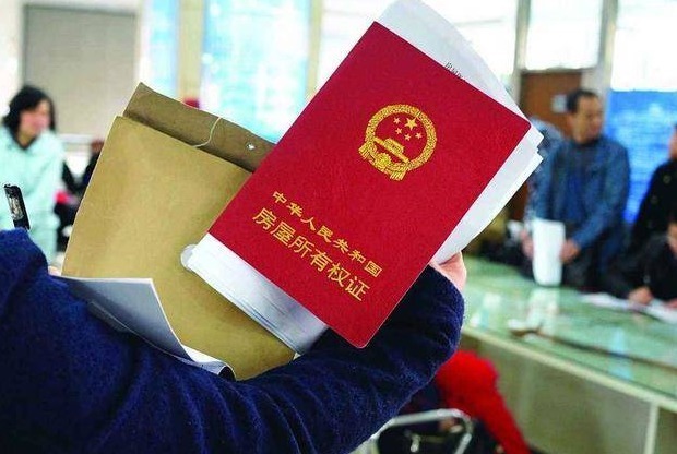 过户|想将房产过户给子女,该生前办还是离世后办差别巨大需早知道