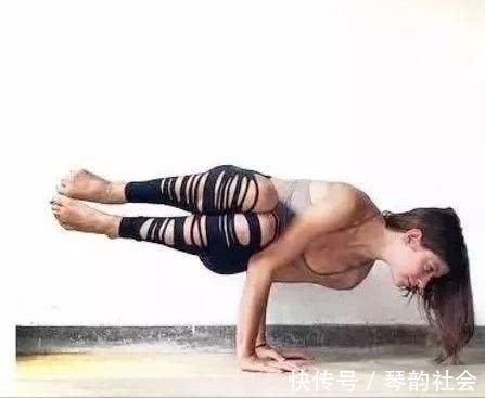 垫子|一个不太常见的瑜伽体式，挑战核心和手臂力量，你解锁了吗