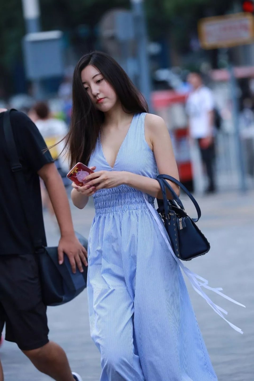 蓝色连衣裙,雾远没有散尽,给你支一小舟