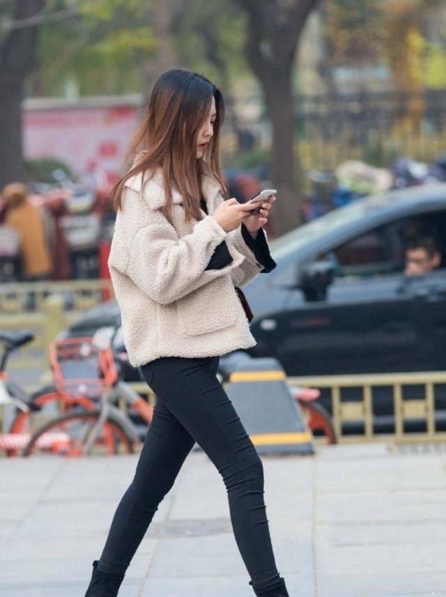 简约|路人街拍,气质靓丽的时尚姐妹花,展现出简约的曼妙好身姿