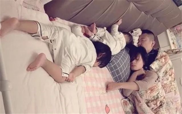 被子|一家四口的睡姿走红,完美诠释:爹妈才是真爱,两个孩子是个意外