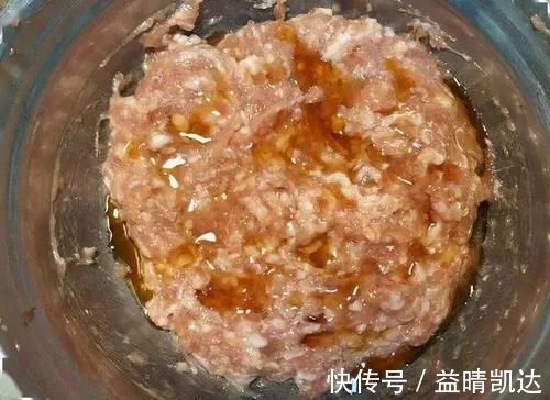 正确|饺子馆的饺子为啥那么好吃？教你正确做法，饺子鲜嫩多汁，香味足