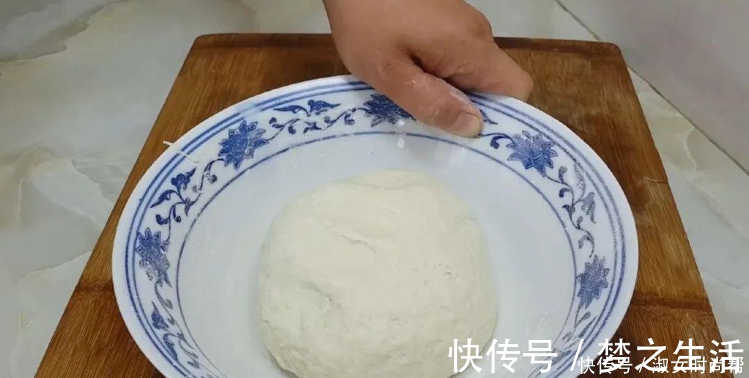 我家烙饼就爱这样做,擀杖卷一卷,张张柔软又劲道,比鸡蛋饼还香