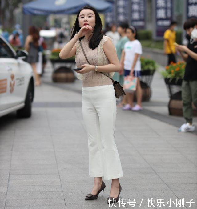 连衣裙|温柔的浅棕色背心上衣,搭配复古喇叭裤,造型变得大方美丽