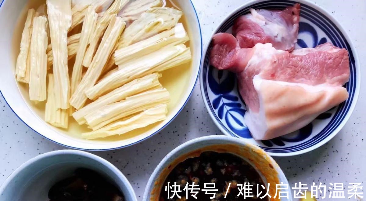 红烧肉|家常木耳腐竹红烧肉,用老卤汁一起炖煮,味道鲜美下饭,真解馋