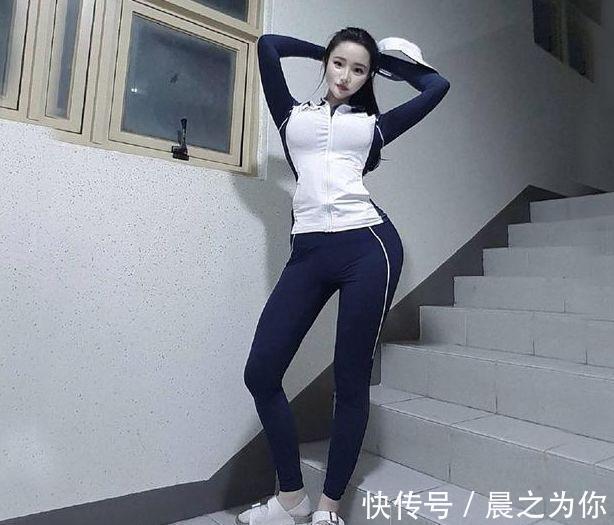 美女 时尚经典的紧身打底裤，凸显出美女修长笔挺的腿部线条！