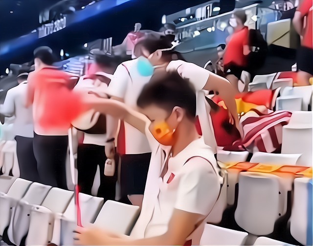 天才少女|强烈爱国心!全红婵细心整理手中的国旗,红姐不让国旗有一丝凌乱